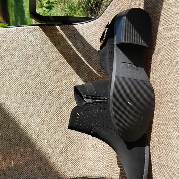 Black Bella Marie booties! Size 7 with gold latch on the side! - Picture 2 of 3